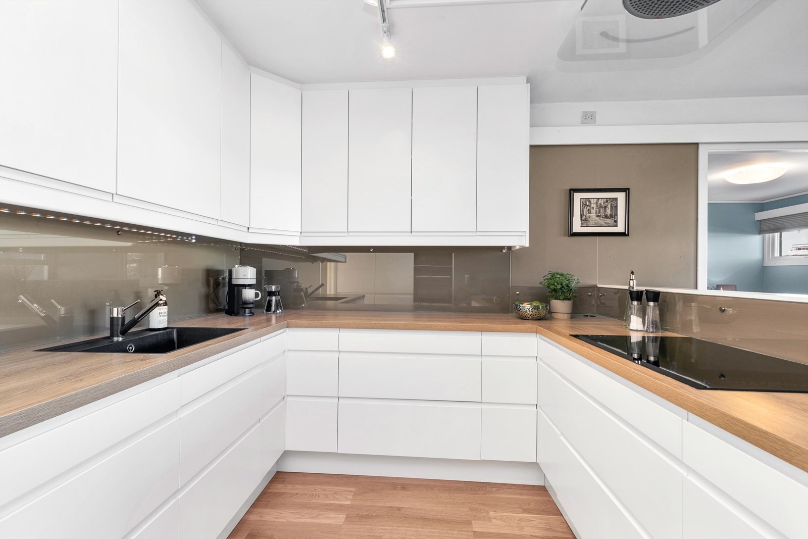 Integrerte hvitevarer medfølger handelen. Full-size (178cm) Elektrolux kjøleskap OG fryseskap Galleribilde