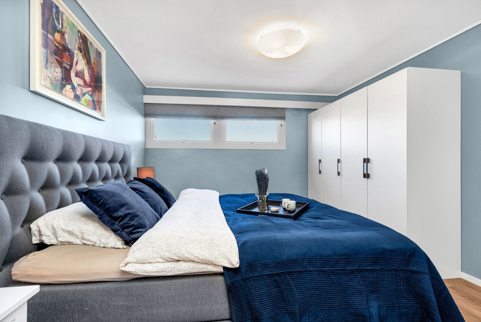 Romslig soverom med god skapplass Galleribilde