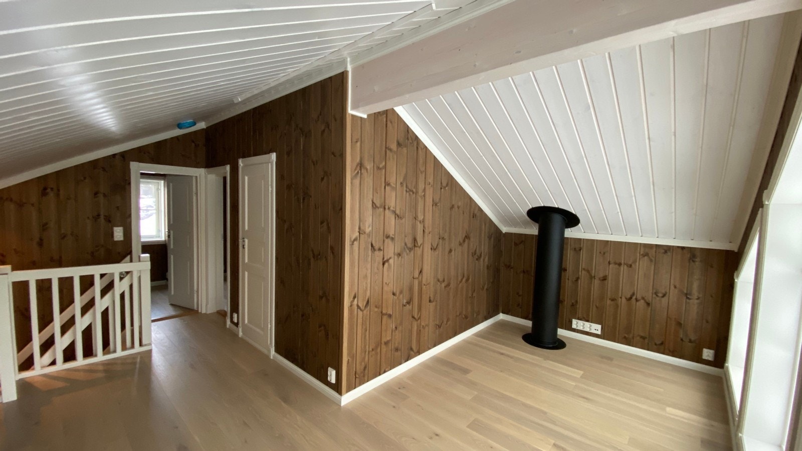 Loftstue med utsikt til Gaustatoppen Galleribilde