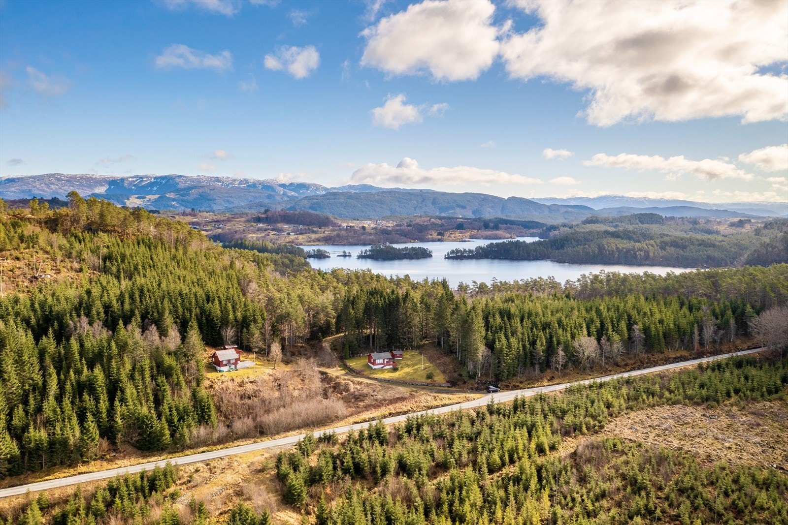 Til Knarvik kommer man til etter ca. 15 minutter, til Lindås ca. 15 minutter i nordlig retning. Galleribilde