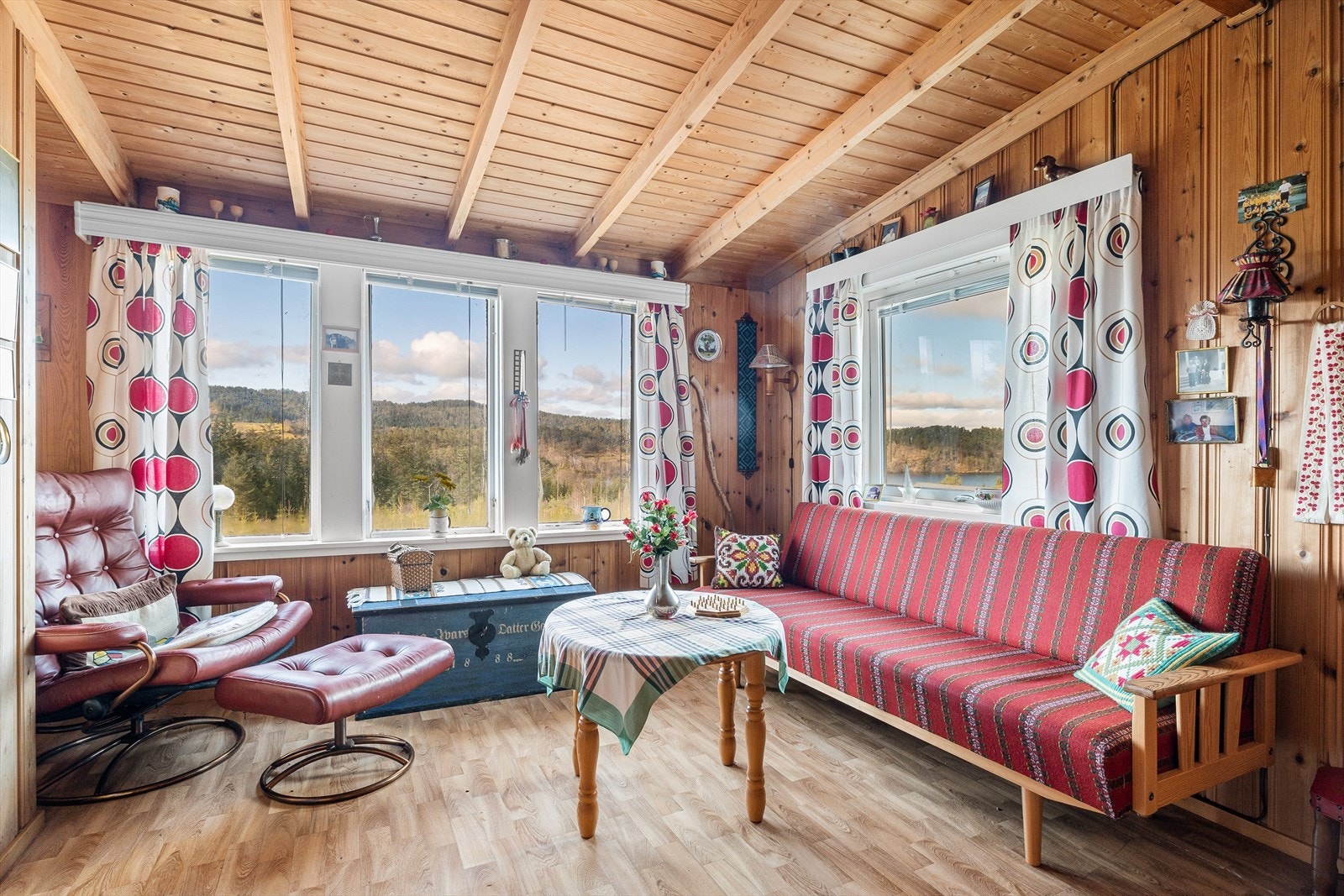 Flott stue med god plass for sittegruppe så vel som spisebord med mer. Galleribilde