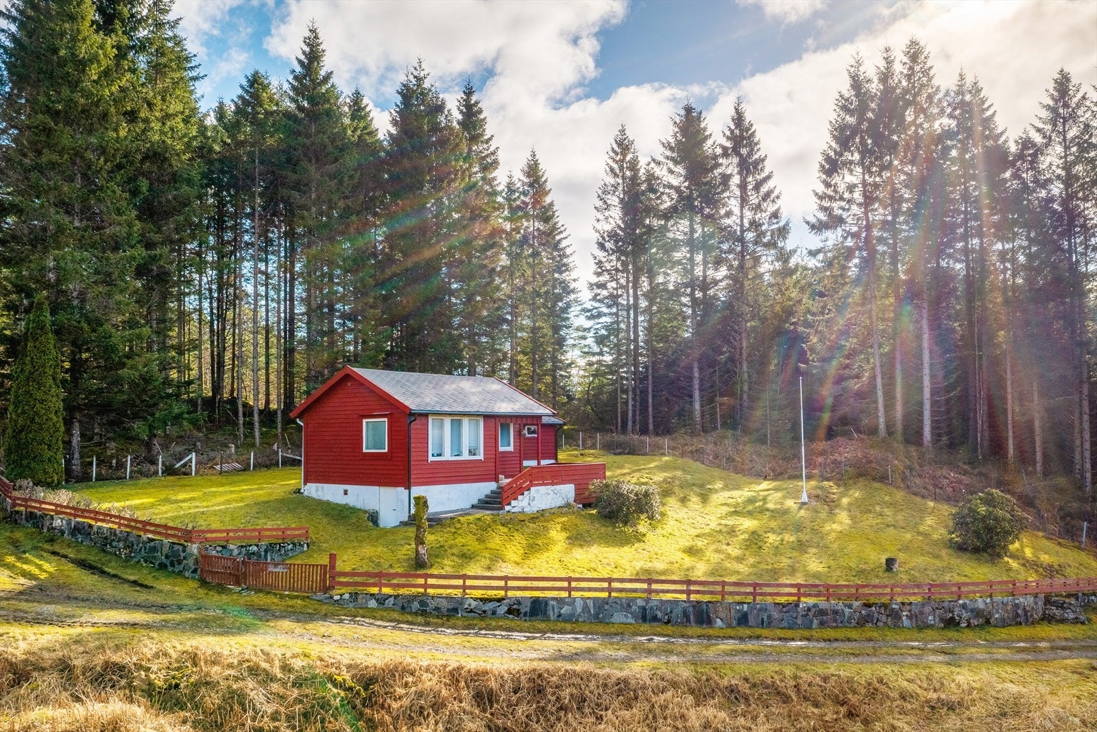 Hjertelig velkommen til visning på denne flotte fritidsboligen i Vassbygdvegen 635. Kontakt megler for påmelding til visning. Galleribilde