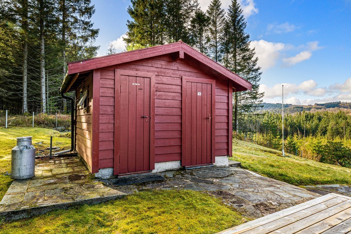 Uthus med bod og utedo. Galleribilde