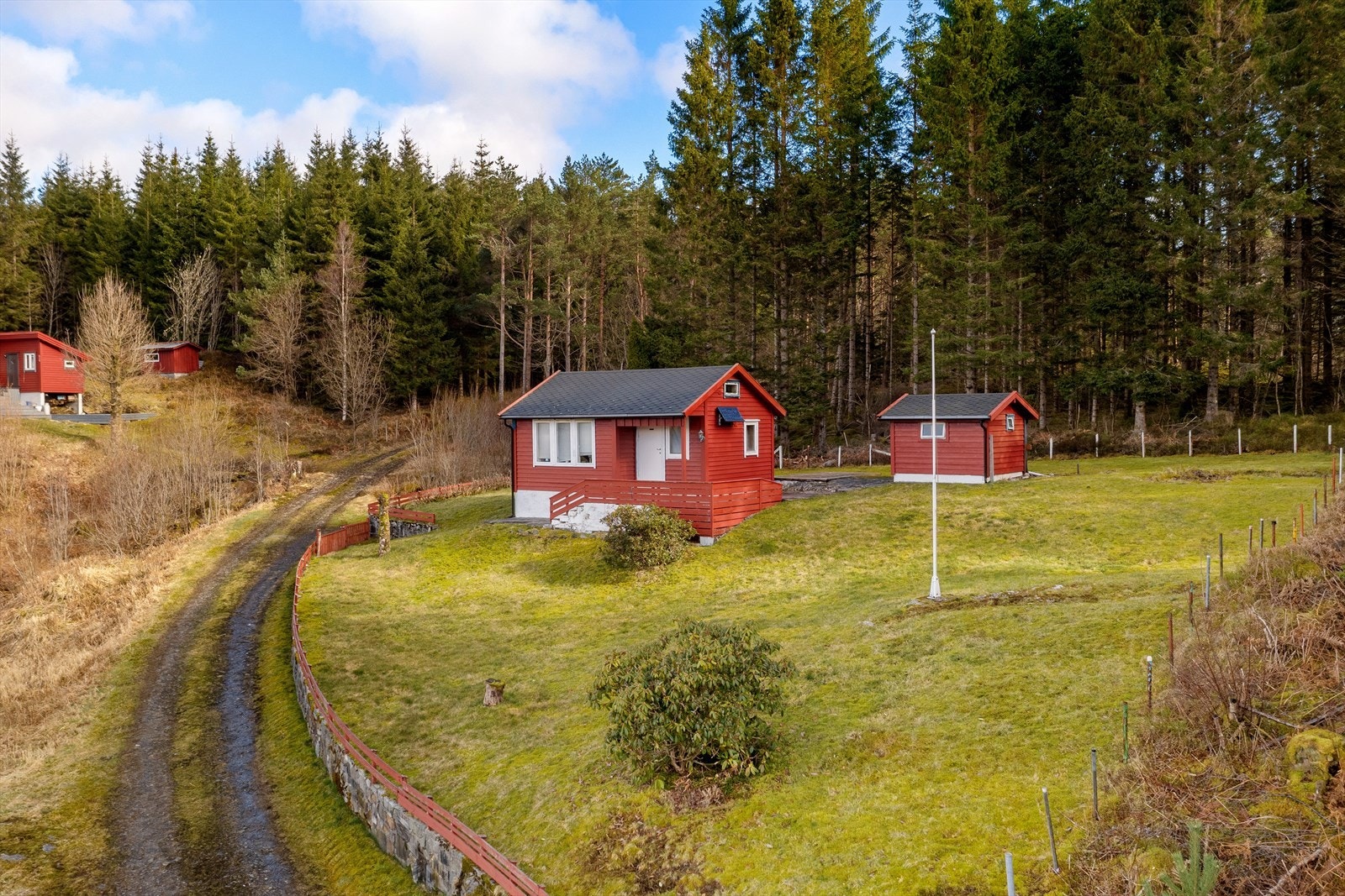 Hytten ligger landlig og fredelig til på Søre Leivestad, med stor tomt og kjørevei helt frem til eiendommen. Galleribilde