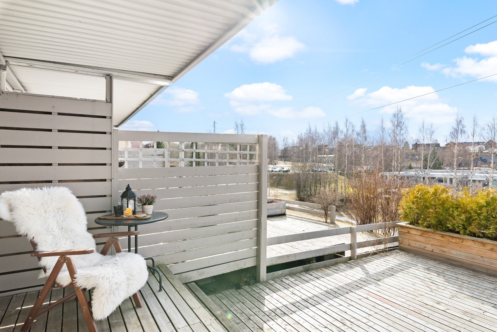 Direkte utgang til stor og solrik terrasse. Her kan man kose seg på fine ettermiddager med fin utsikt mot Byåsen og sentrum. Galleribilde