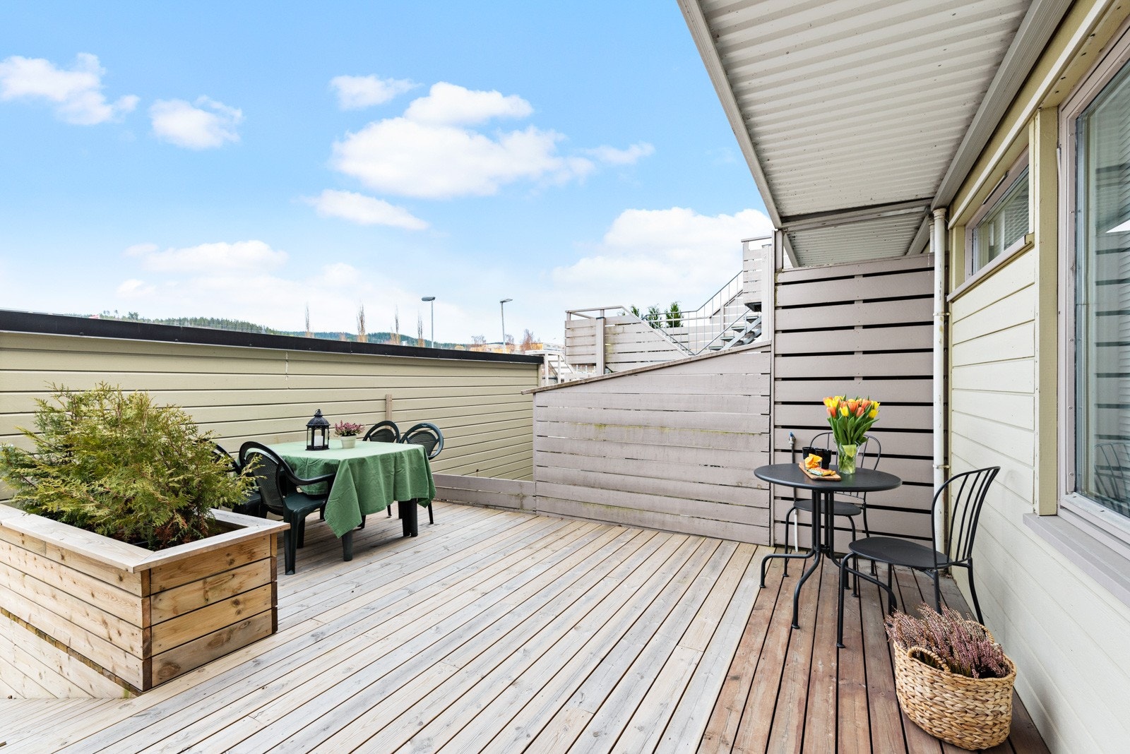 Boligen nyter godt av å ha 2 meget romslige terrasser/uteplasser og hage hvor man har solen fra tidlig morgen til sen kveld. Galleribilde