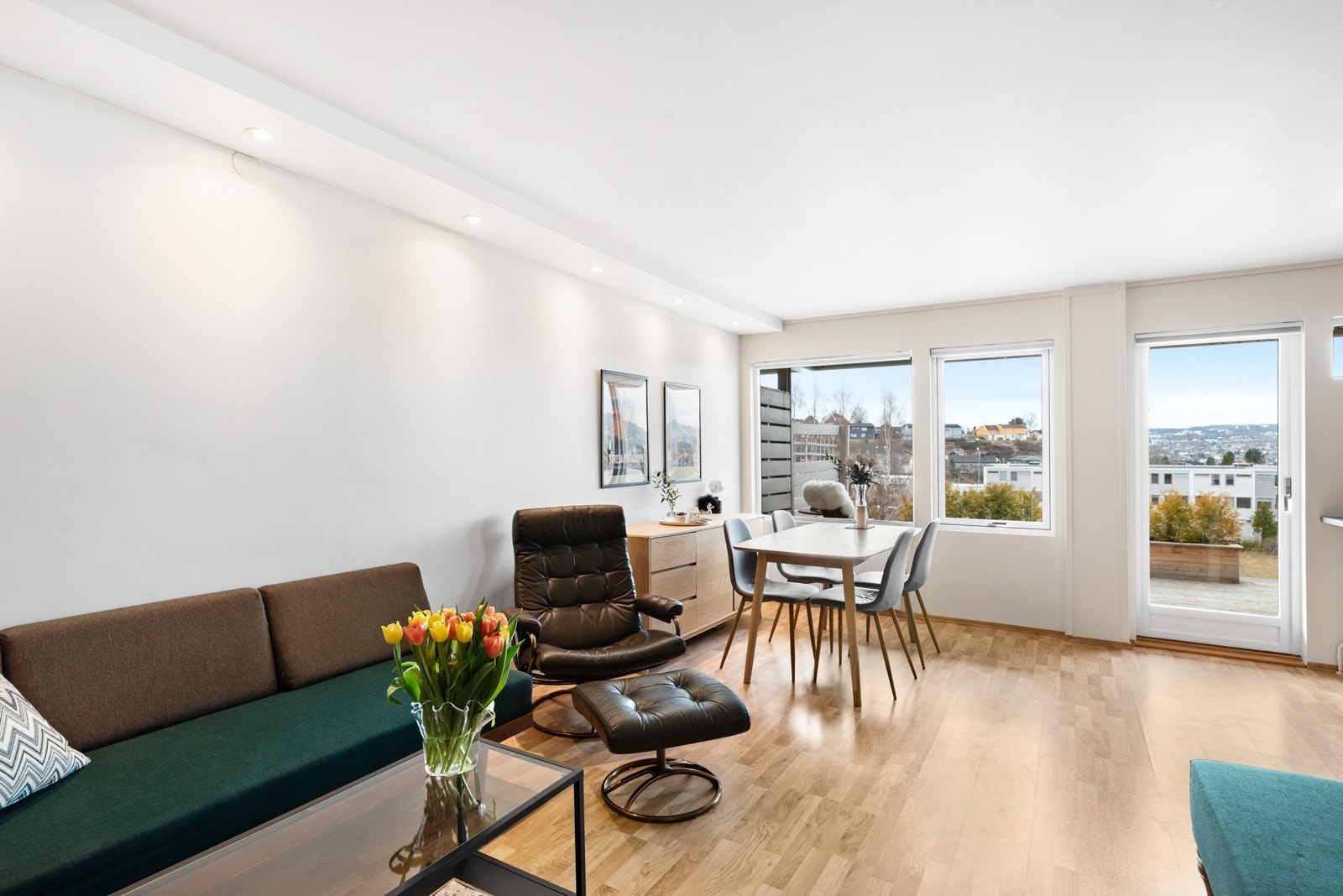 De store vindusflatene sørger for rikelig med naturlig lys inn i leiligheten. Galleribilde