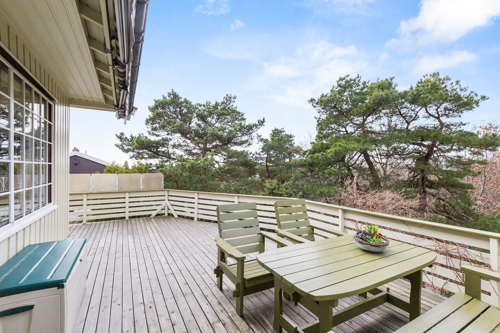 Fra stuen er det utgang til stor, syd-/vestvendt terrasse Galleribilde