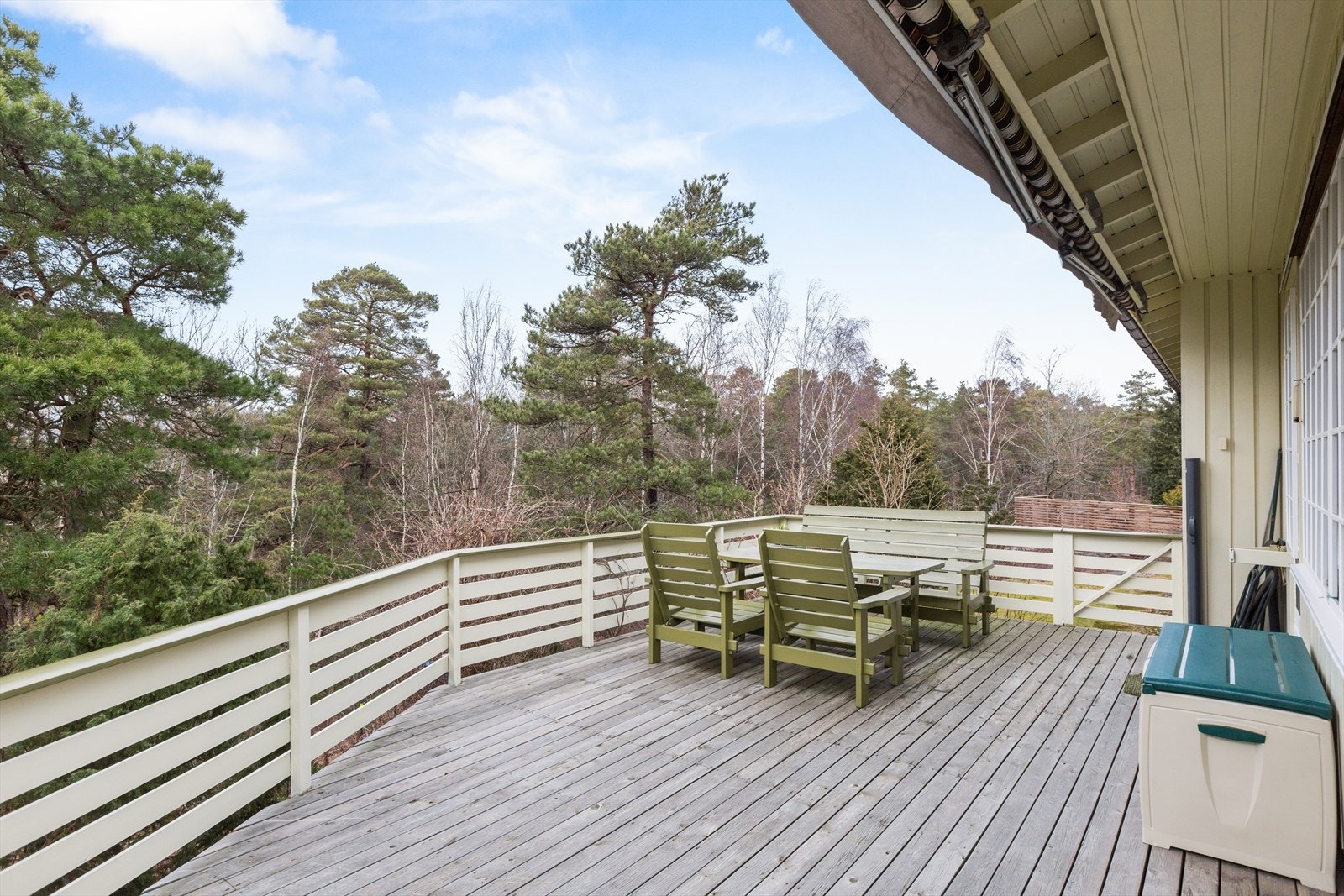 Terrassen har god plass til sittegrupper og solsenger Galleribilde