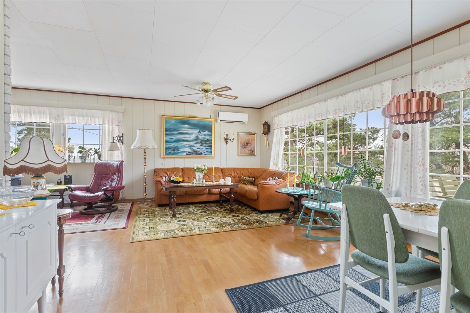 Store vindusflater gir stuen mye naturlig lys og en koselig atmosfære Galleribilde