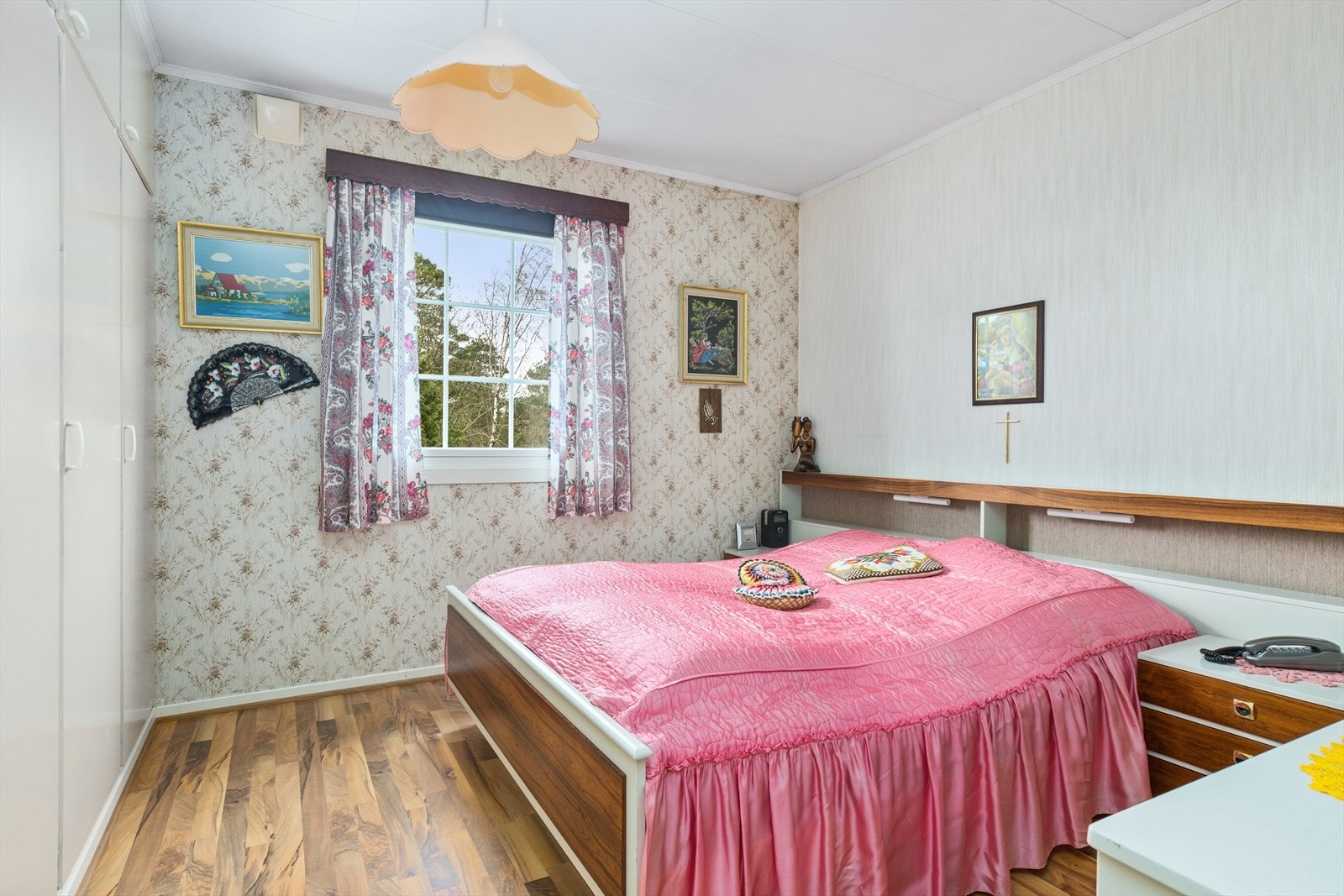 Hovedsoverommet har plassbygde garderobeskap Galleribilde