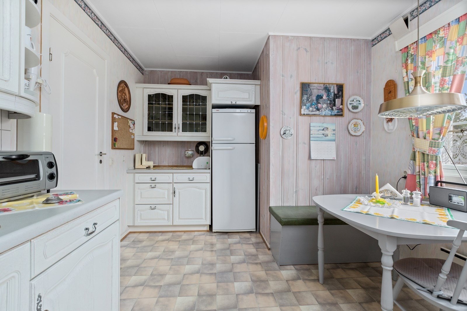 Kjøkkenet har egen nisje for kjøl-/fryseskap Galleribilde