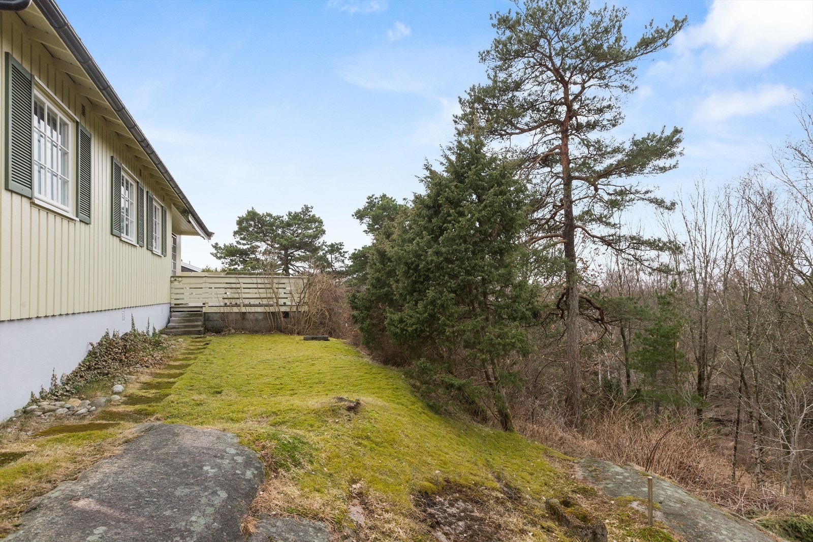 Fra terrassen er det trapp ned til hage / naturtomt Galleribilde