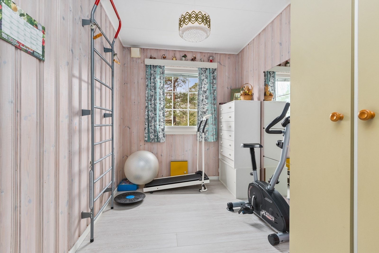 Soverom III har garderobeskap, og benyttes som trimrom Galleribilde