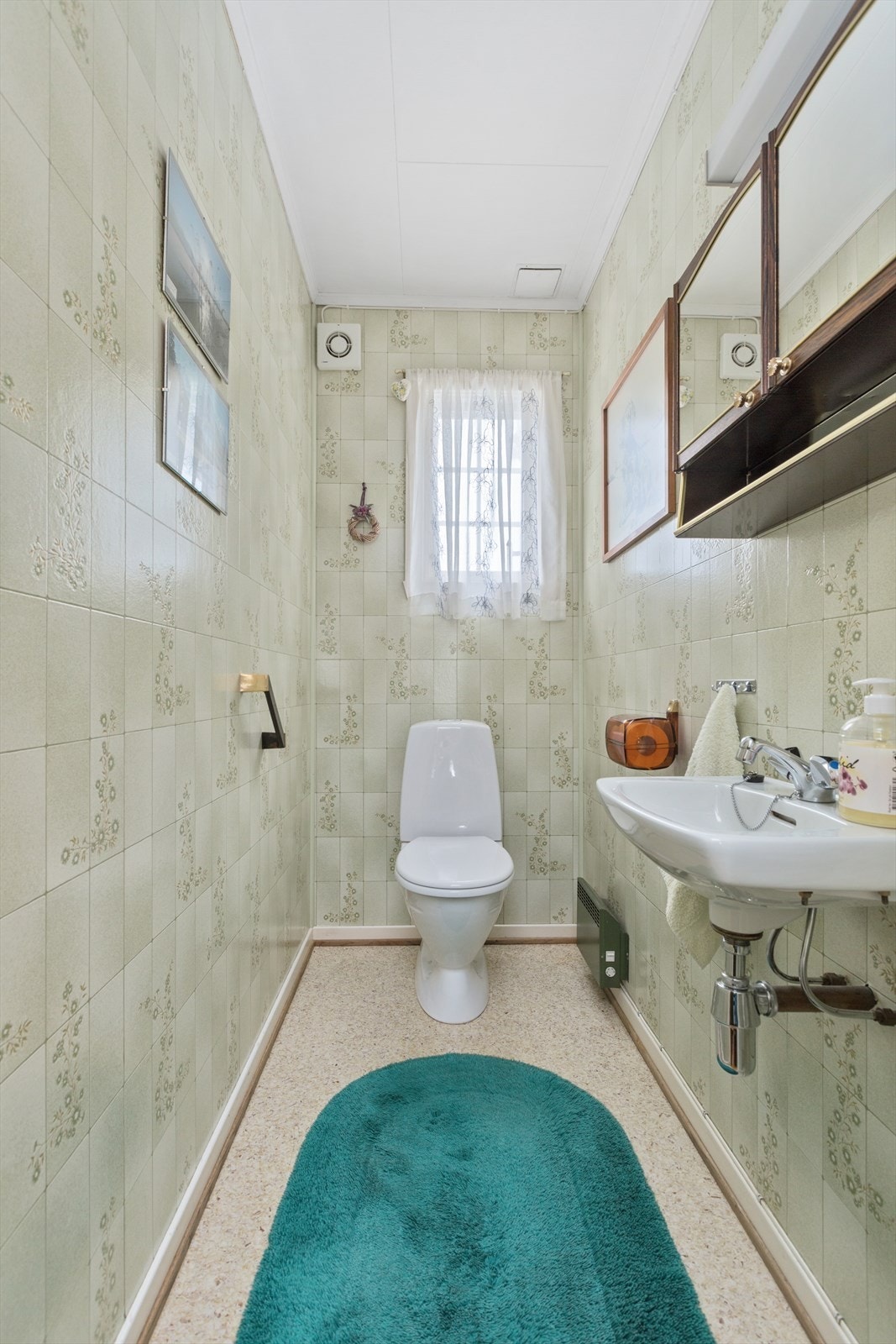 Toalettrom med wc og servant Galleribilde