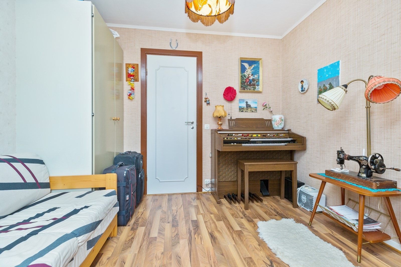 Soverom II har god plass til seng og garderobeskap Galleribilde