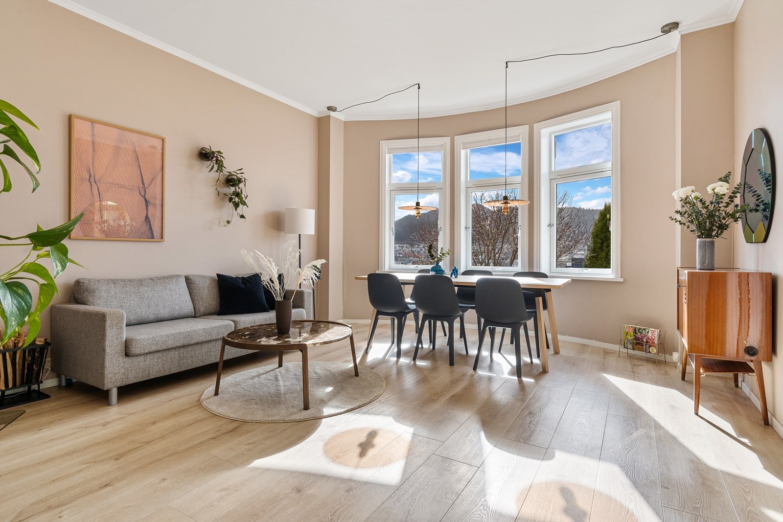 Den sosiale kjernen i leiligheten består av en romslig stue med en generøs takhøyde på 2,93m! Galleribilde