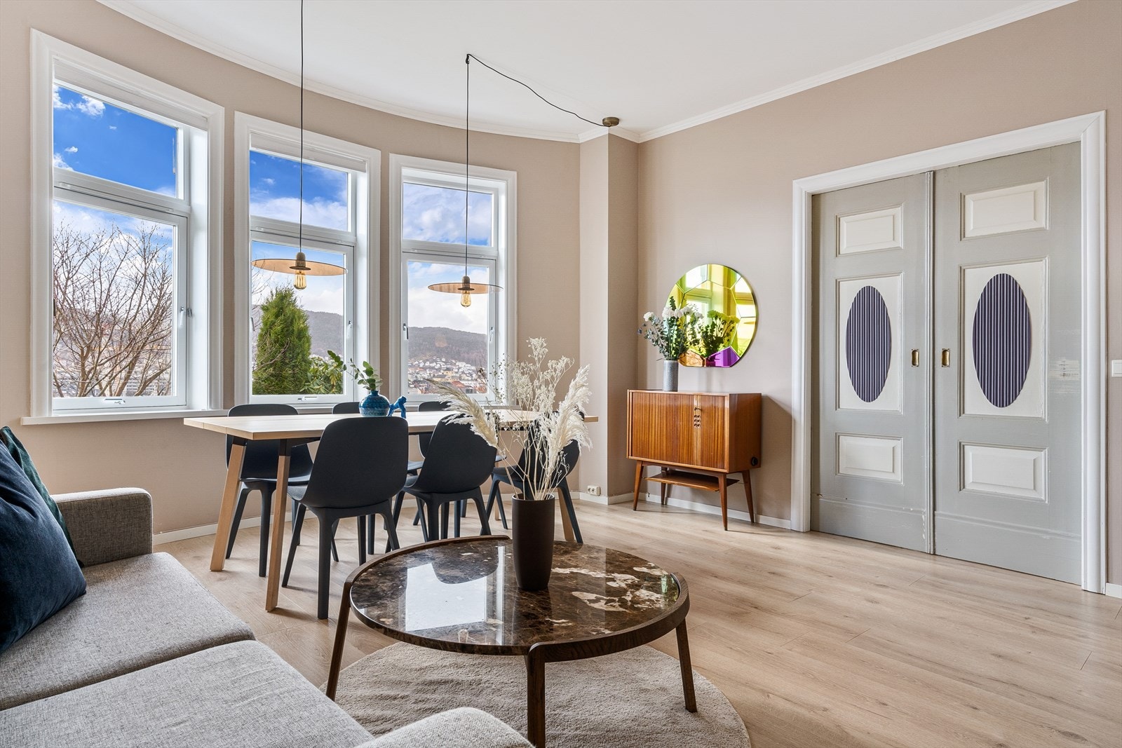 Flere store vindusflater i front slipper inn rikelig med lys. Lun, delikat og tidsriktig fargevalg på alle overflater. Galleribilde
