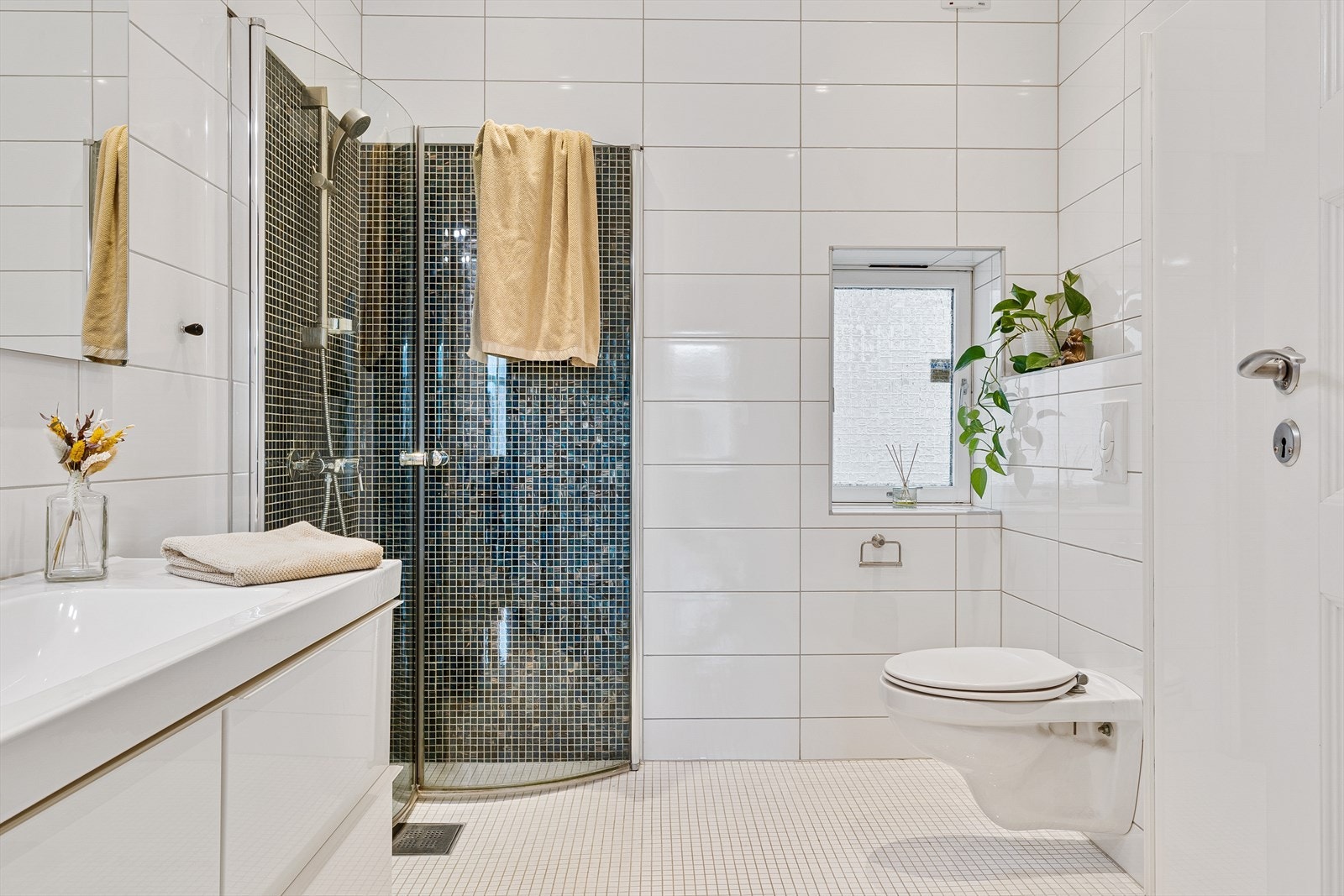 Badet er stilrent, tidsriktig og romslig Galleribilde