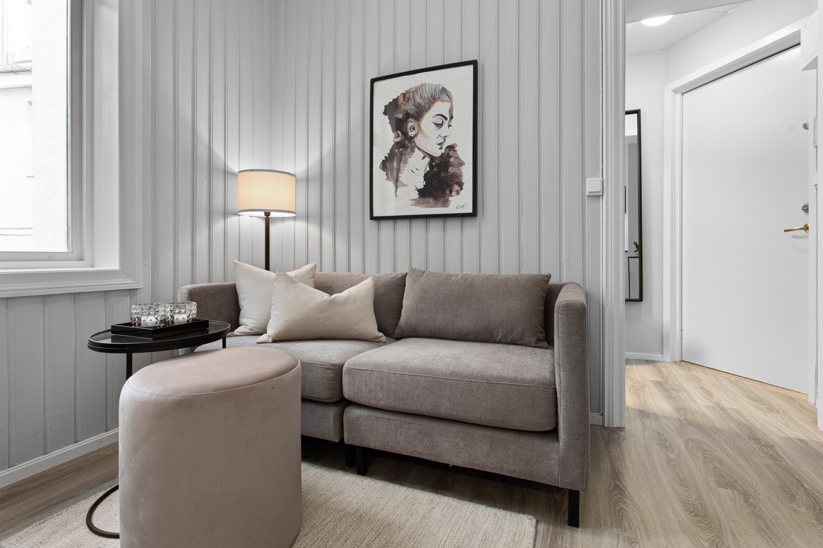 Stuen har plass til hyggelig sofa gruppe og tilhørende møblement. Galleribilde