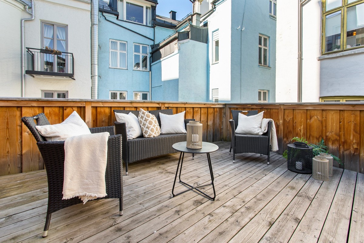 Hyggelig sittegruppe i bakgård. Galleribilde