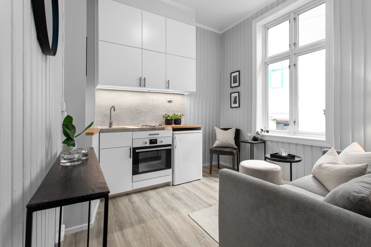 Det er godt med skap plass på kjøkkenet. Galleribilde