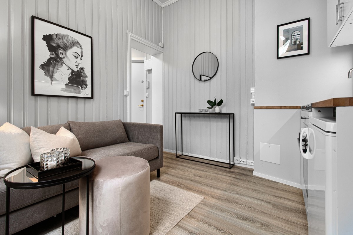 Leiligheten er malt i delikate farger og har laminat på gulv. Galleribilde