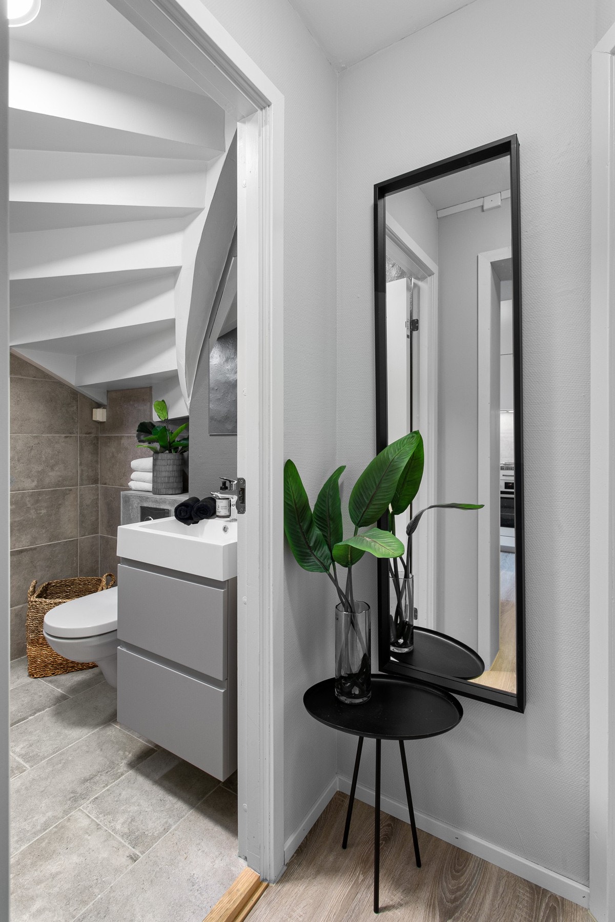 Inngang til bad fra entré/gang. Galleribilde