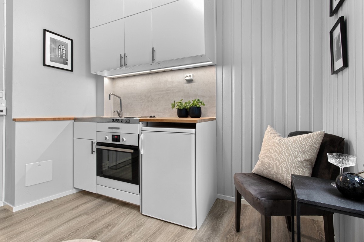 Praktisk kjøkkeninnredning med lyse fronter. Galleribilde