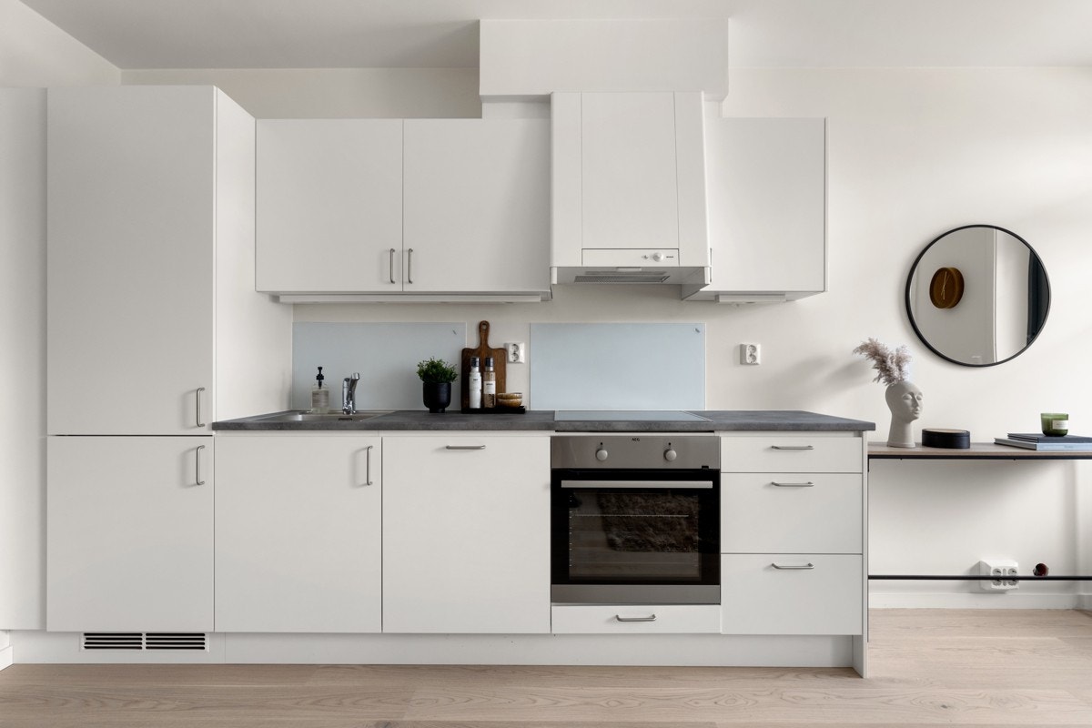 Kjøkkenet i leiligheten har godt med lagringsplass i over- og underskap samt plass til spisebord. Galleribilde