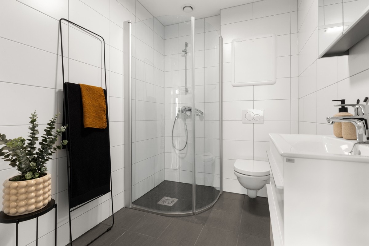 Lekkert bad fra 2020 med lyse overflater og fin innredning. Galleribilde