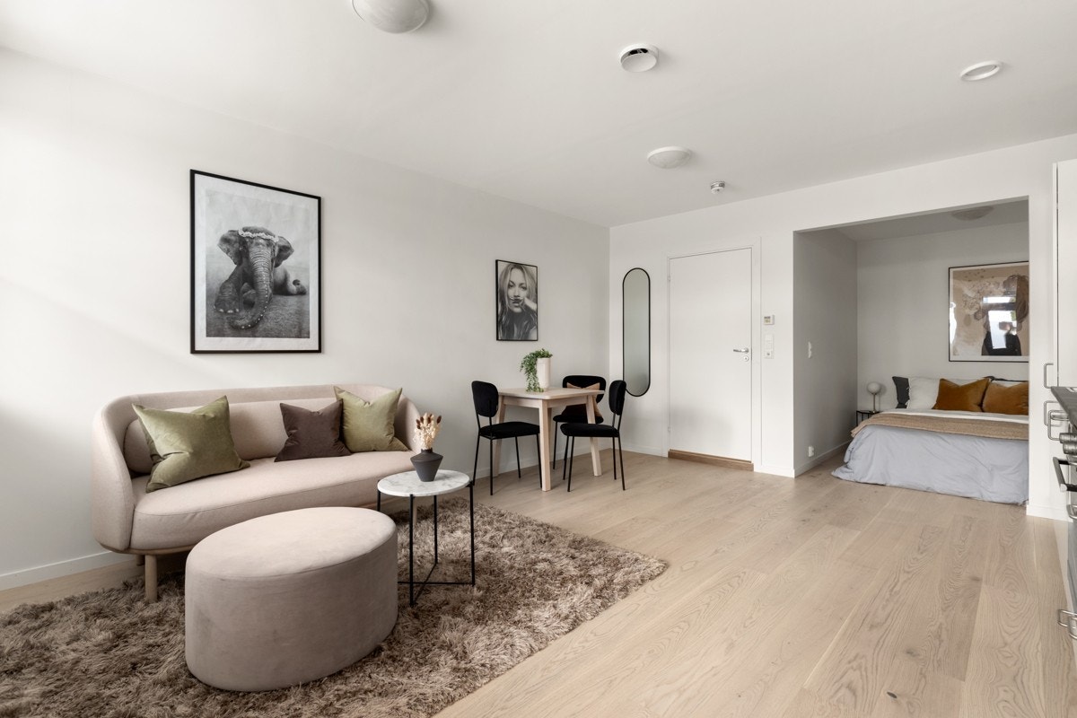 Leiligheten har plass til sofa og ønsket møblement i stuen samt utgang til terrasse. Galleribilde