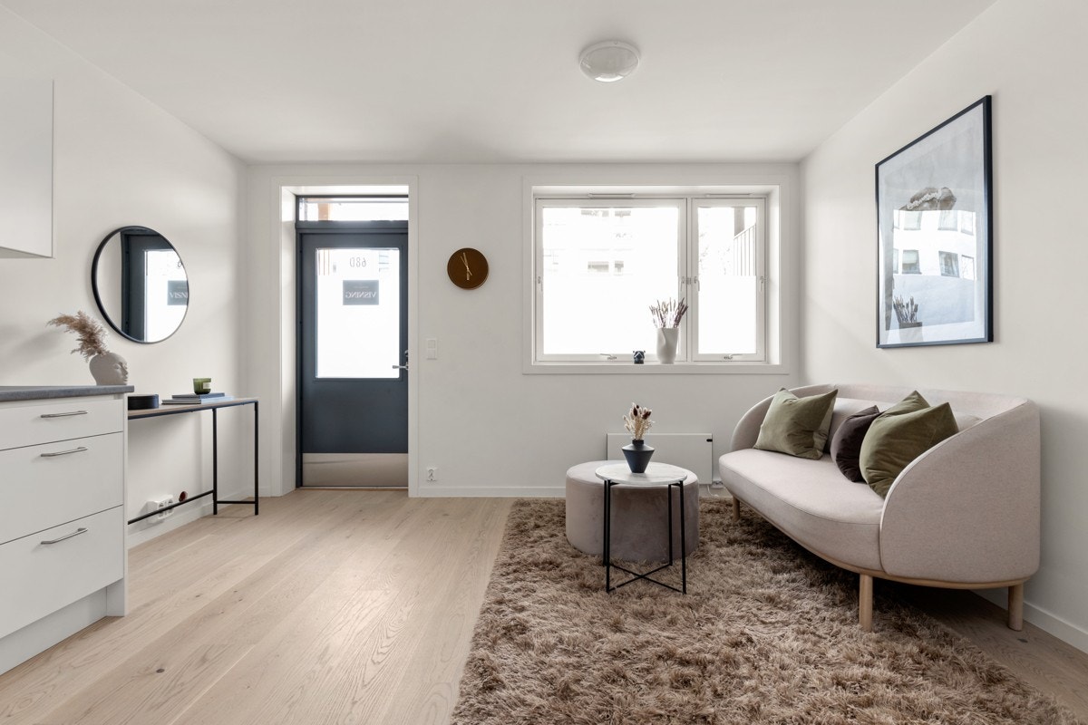 Terrassen er en fin forlengelse av stuen på varme sommerdager og den finner du rett utenfor inngangsdøren. Galleribilde