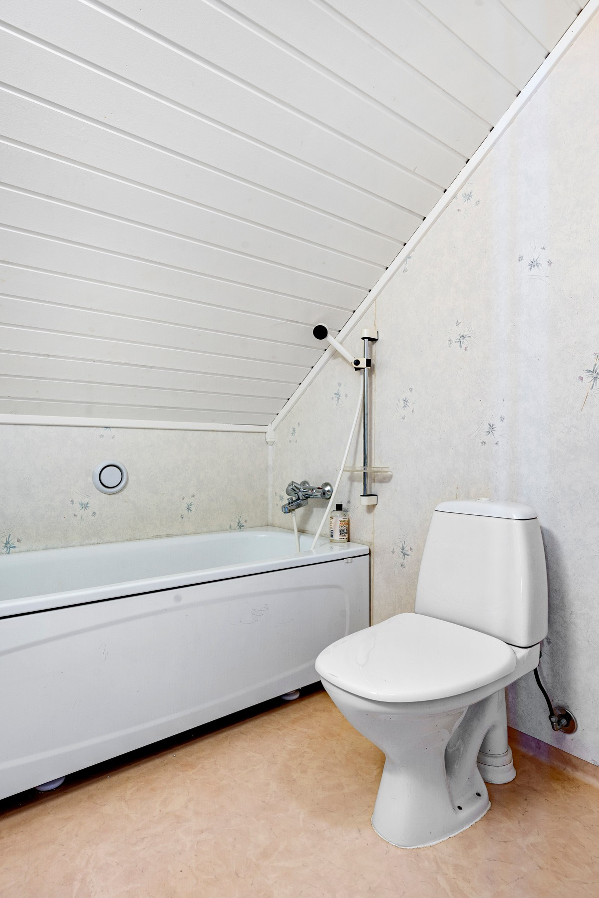 Det er også et bad i 2.etasje med badekar, wc og servant