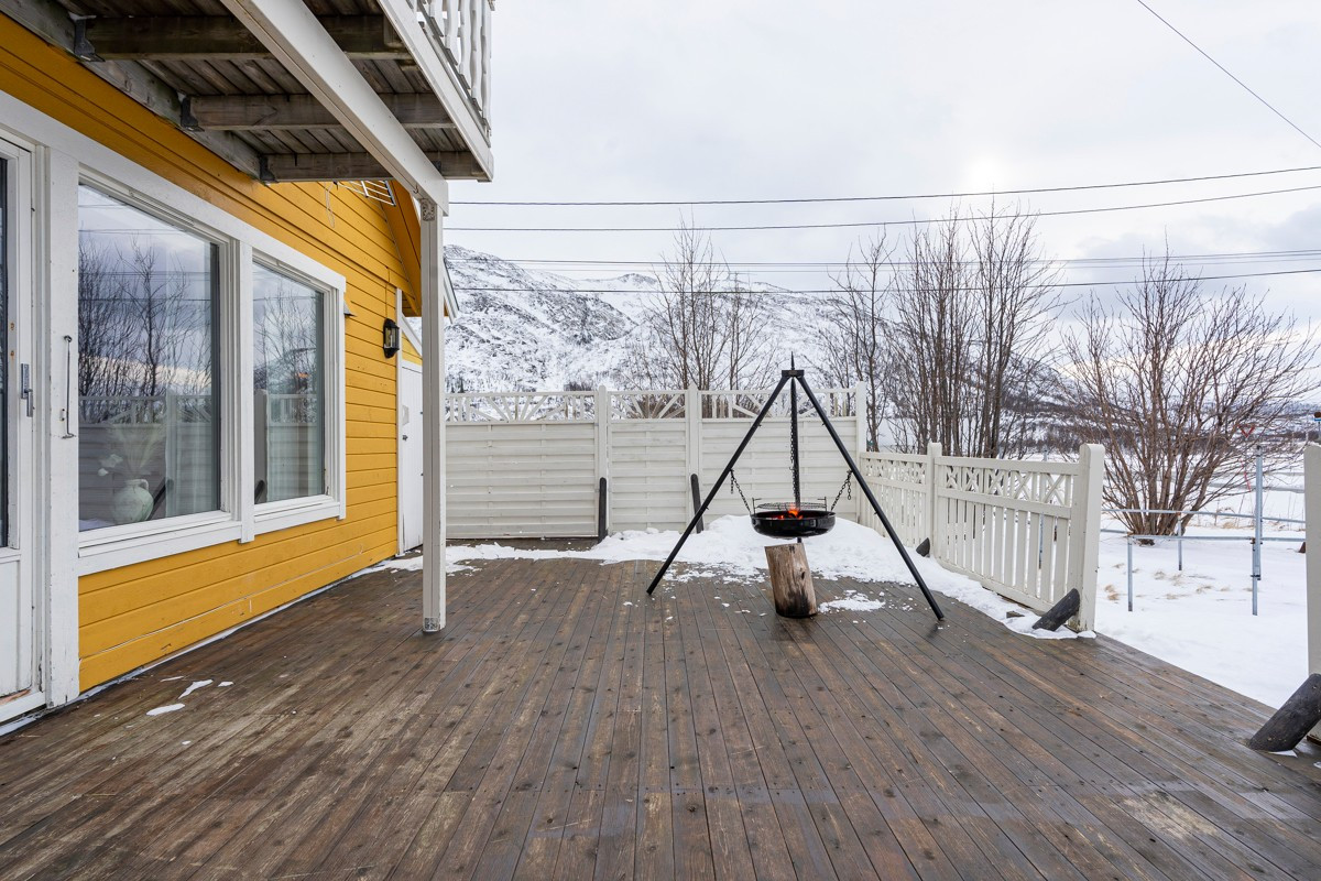 Koselig veranda med god plass til sittegrupper og bålpanne/grill