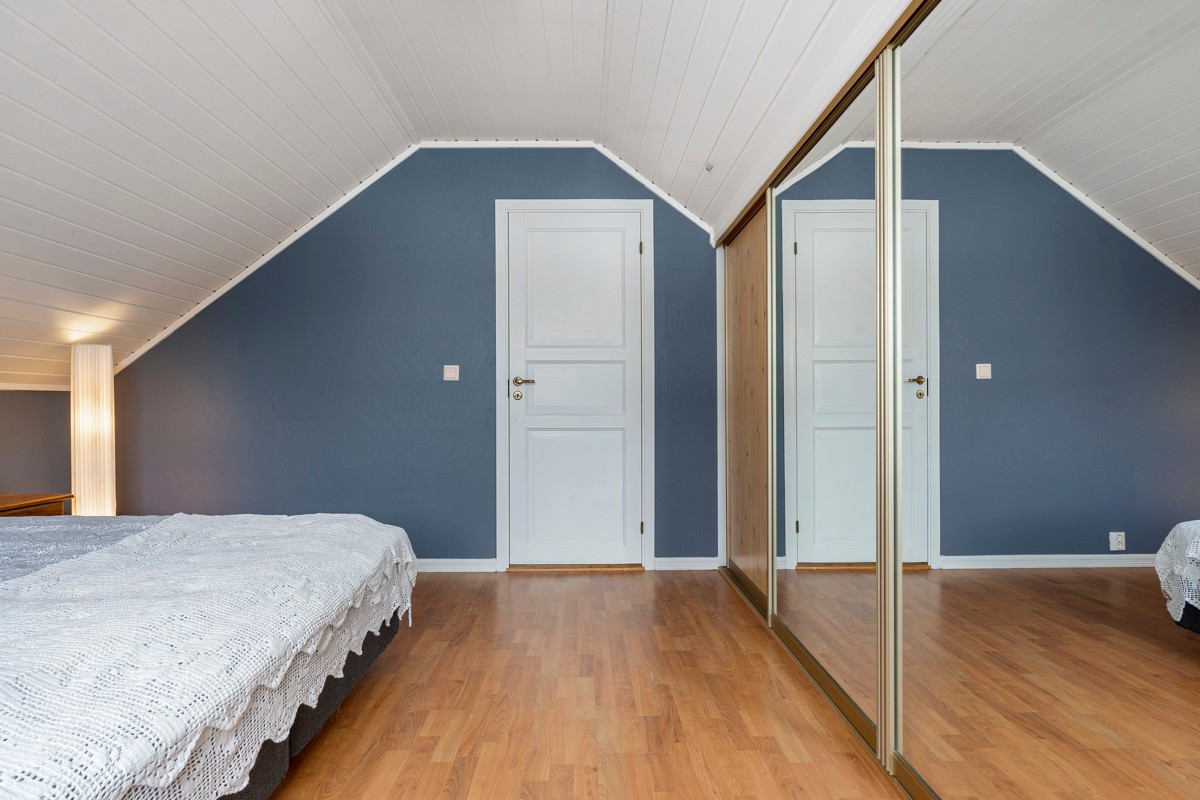 Stort soverom med delikat fargevalg og god skyvedørsgarderobe