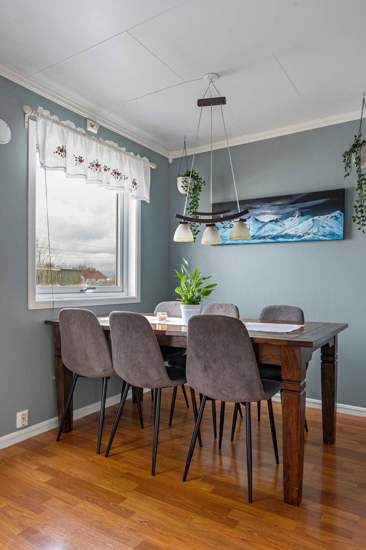 Spisestue med plass til stort spisebord