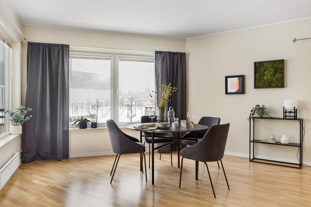 I spisestuen er det god plass til spisegruppe