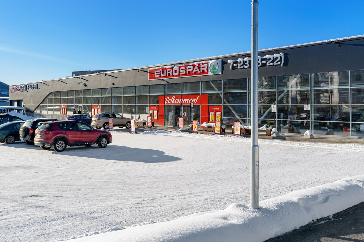 litt lengre nord er det nyetablert Eurospar med godt ferskvareutvalg.