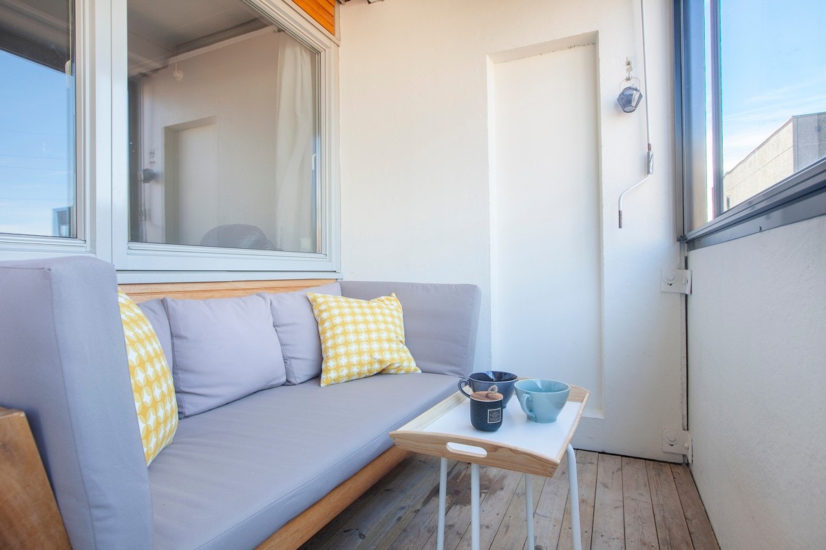 Leiligheten ligger i 2. etasje med hyggelig utsyn mot borettslagets pent opparbeidede fellesareal. Galleribilde