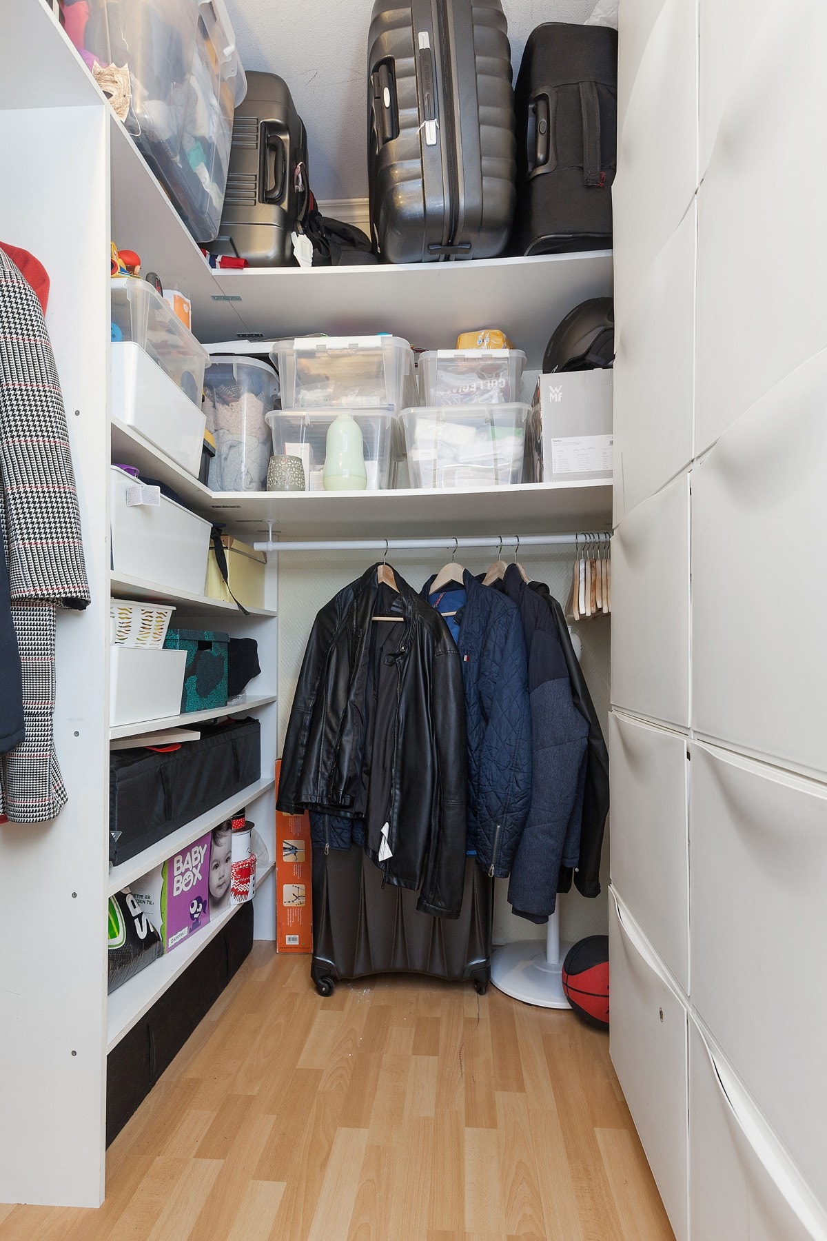 Innvendig bod med plass til oppbevaring av tøy, støvsuger, tørkestativ e.l. Galleribilde