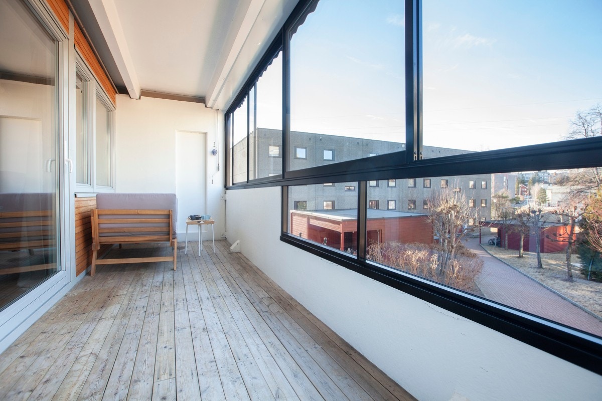 Balkongen er innglasset og utgjør en fin forlengelse av leiigheten på varme sommerdager. Galleribilde
