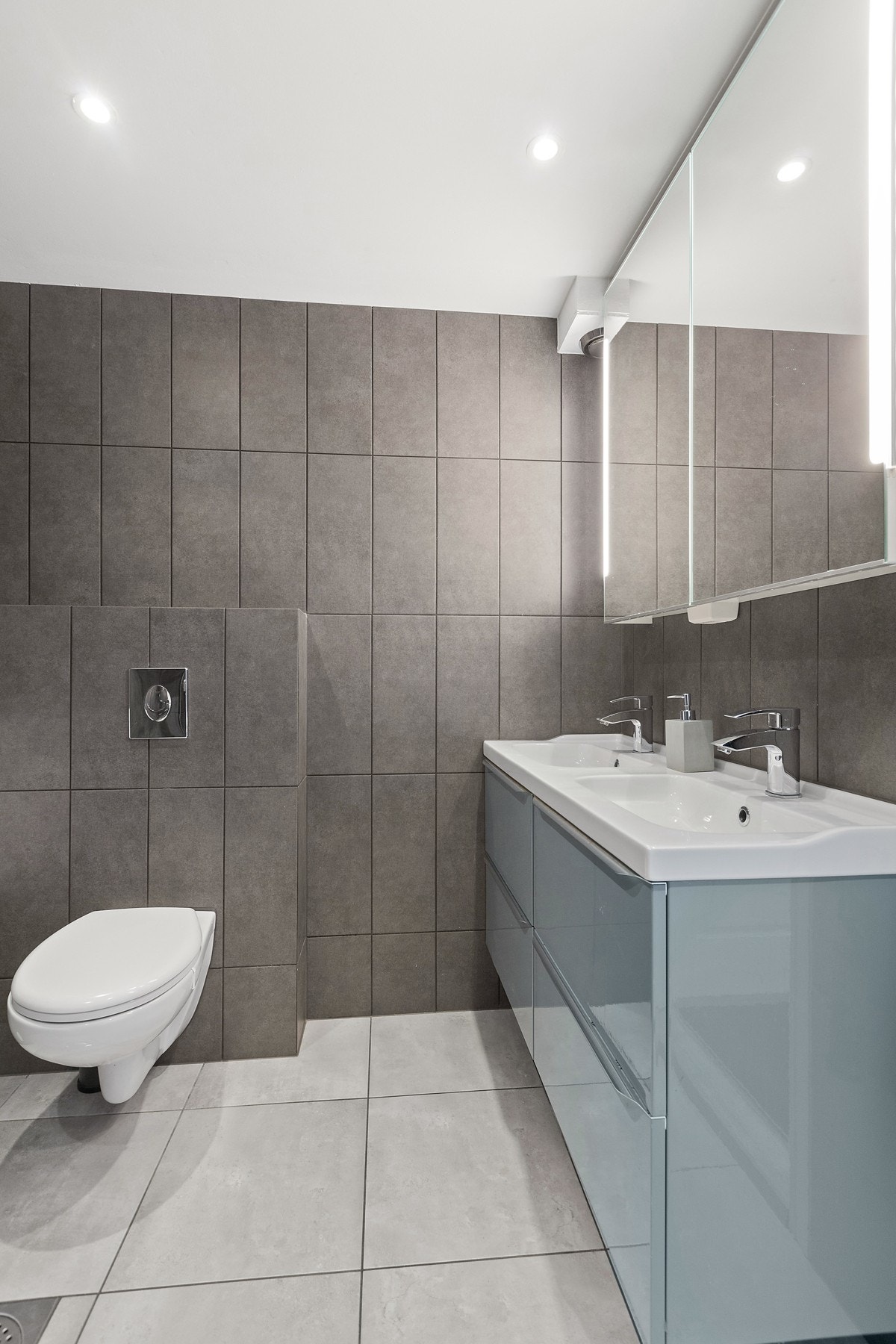 Servantinnredning med god oppbevaringsplass i skuffer og dobbel servant. Galleribilde