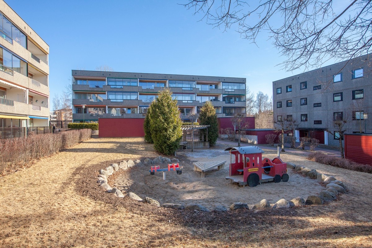 Flott beliggenhet, med kort vei til offentlig kommunikasjon, dagligvare og flotte tur- og grøntområder i Sørkedalen, Mærradalen og Nordmarka. Galleribilde