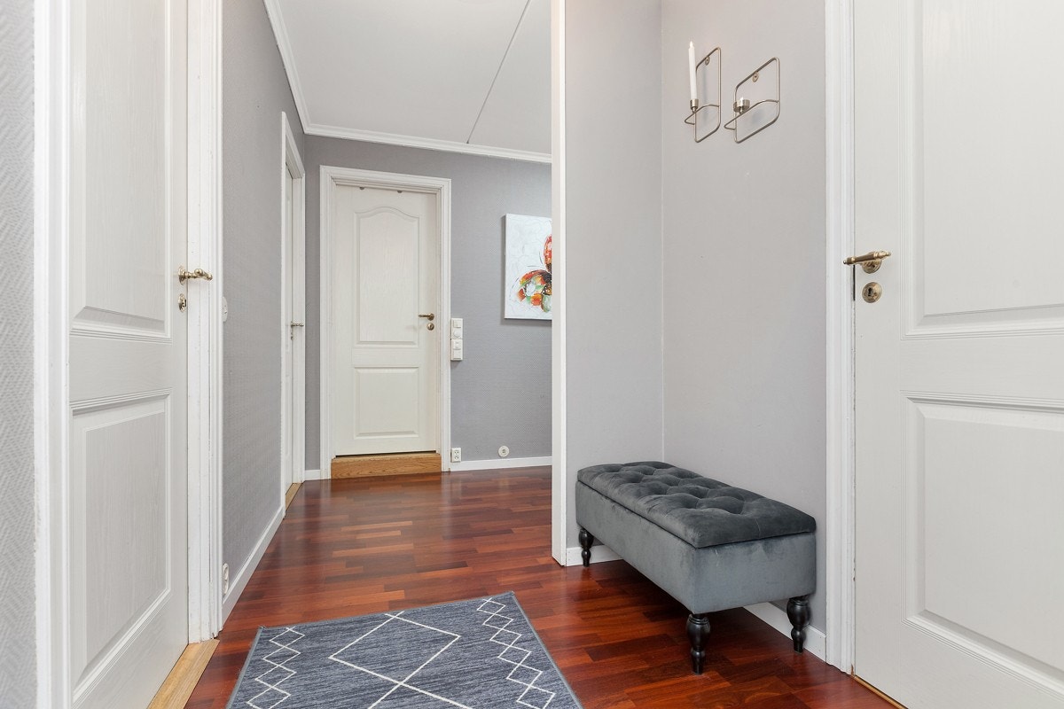 Leiligheten har en innbydende entré med flislagt gulv i ytterste del og adkomst til praktisk oppbevaringsbod. Galleribilde