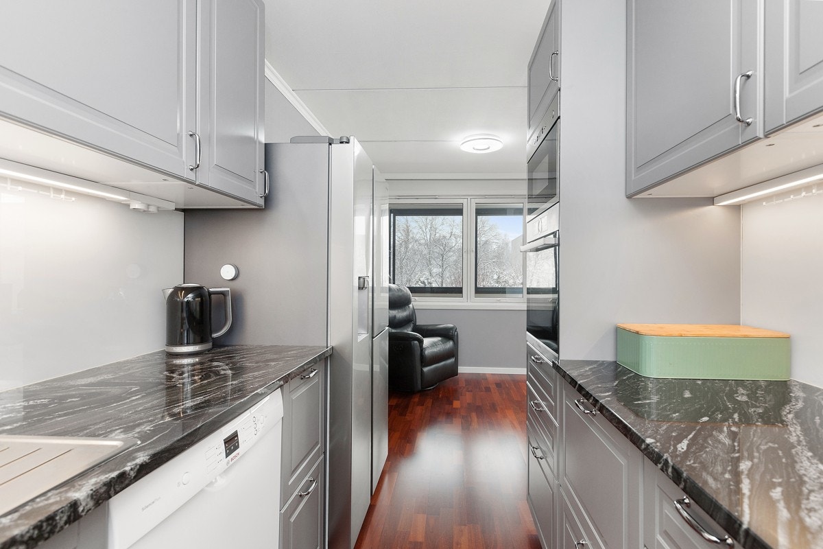 Kjøkkenet har integrerte hvitevarer som medfølger med bl.a. stekeovn i praktisk arbeidshøyde. Galleribilde