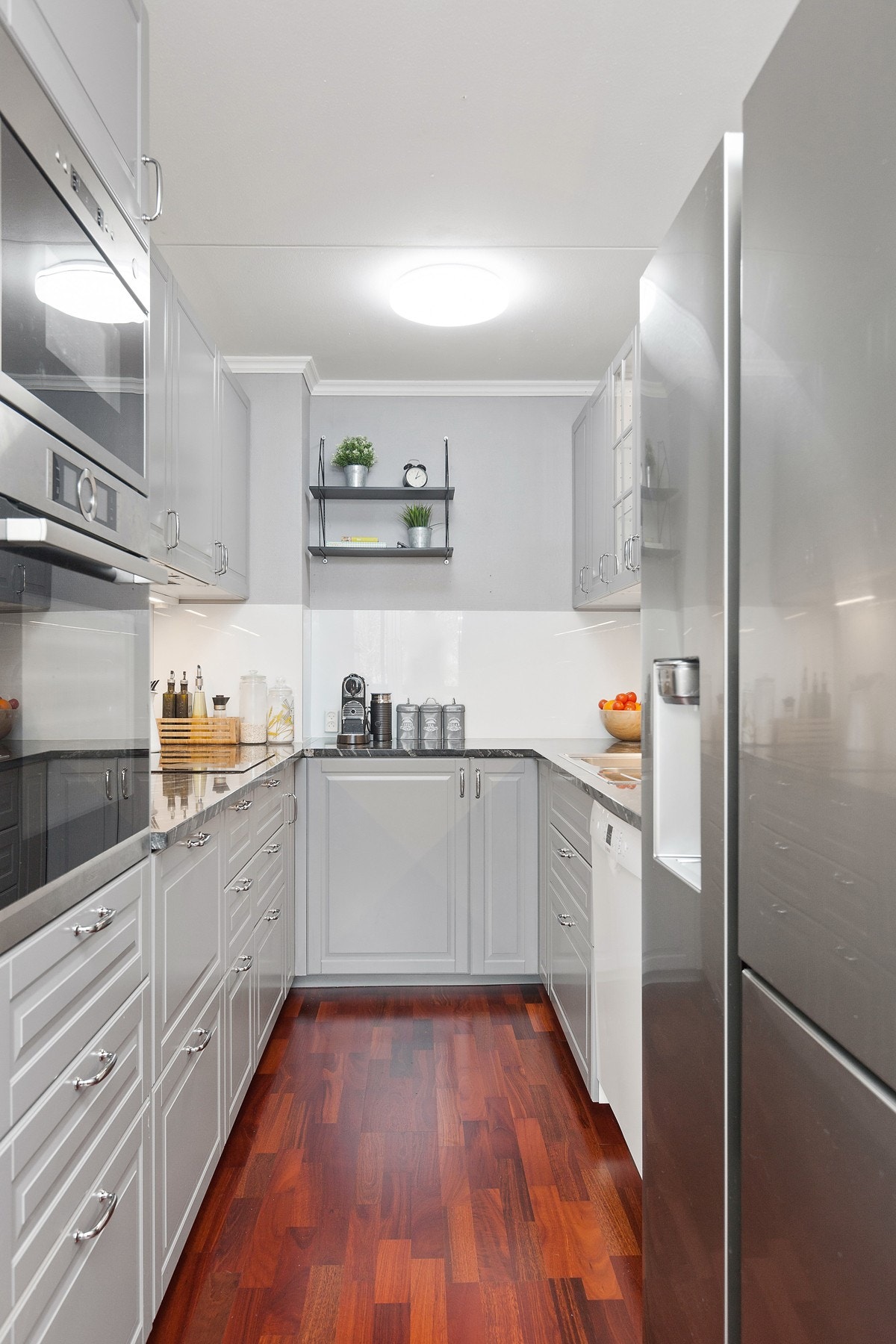 Kjøkkenet er utformet som en hestesko med god oppbevarings- og arbeidsplass. Galleribilde