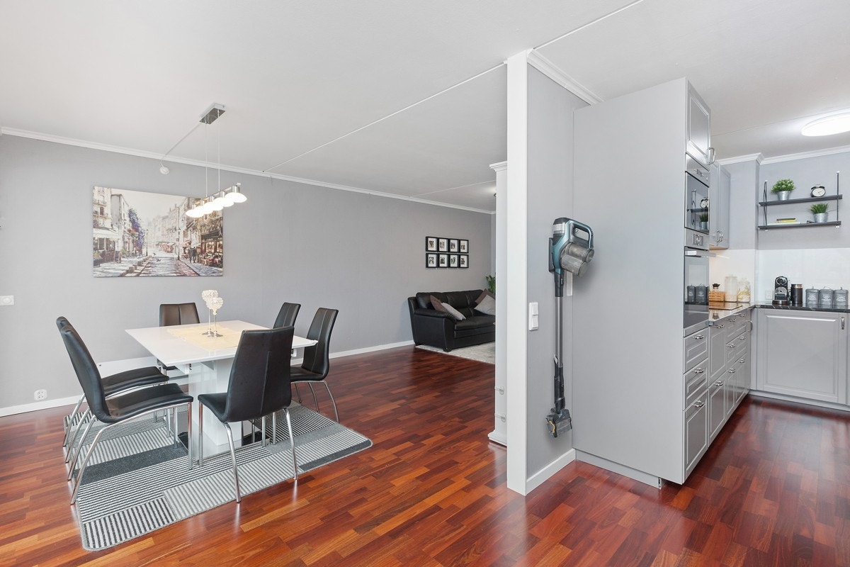 Kjøkken og stue/spisestue ligger i delvis åpen løsning for en sosial og livlig leilighet. Galleribilde