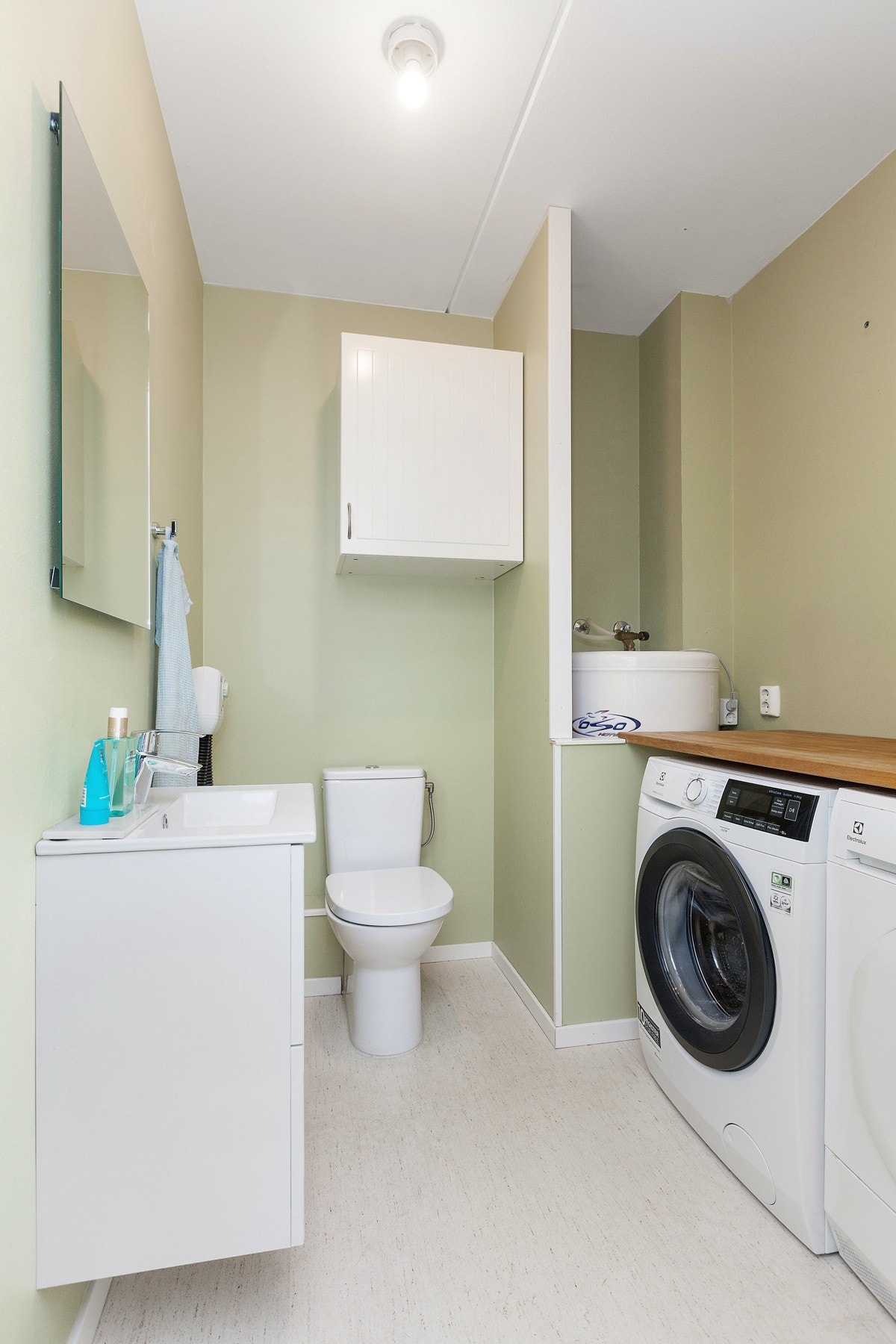 Behagelig med eget vaskerom med ekstra toalett og benkeplate med opplegg for vaskemaskin og tørketrommel under. Galleribilde