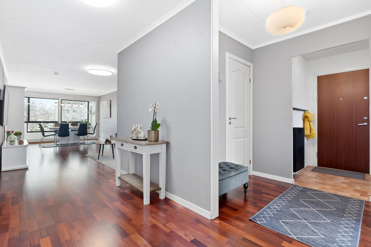 De store vindusflatene kombinert med lyse overflater skaper en lett og behagelig atmosfære. Galleribilde